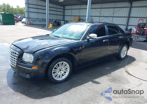 2010 Chrysler 300 Touring Plus z USA, uszkodzony, nr VIN 2C3CA1CV7AH328704